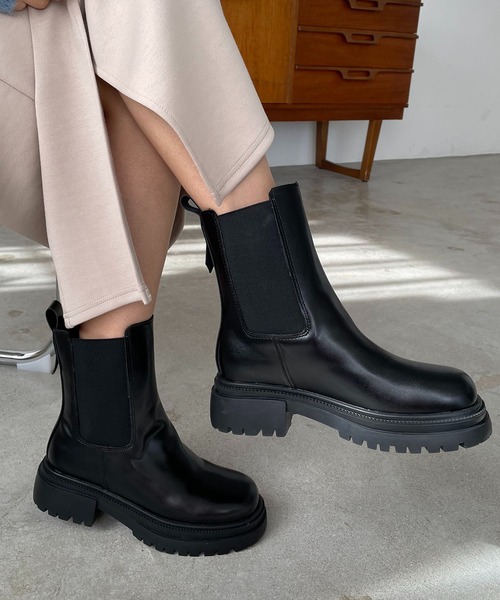 210nouve(トゥージュヌーブ)の「サイドゴアチェルシーブーツ(ブーツ・レディース・ホワイト/ブラック・36/38/37/39/35)」の2枚目の写真