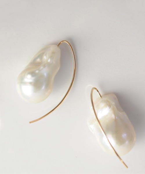 anq.（アンク）の「「anq.」K10・ バロックパールOneStoneピアス（ピアス（両耳用）・レディース・ホワイト・ONE SIZE）」の2枚目の写真