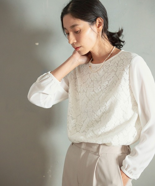 LEPSIM(レプシィム)の「華やかレースブラウス 257511(シャツ/ブラウス・レディース・オフホワイト/ネイビー・MEDIUM/LARGE)」の2枚目の写真