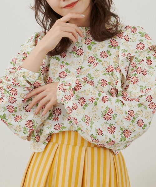 MERLOT(メルロー)の「フリルフラワーブラウス(シャツ/ブラウス・レディース・ホワイト/イエロー/ブルー・FREE)」の2枚目の写真