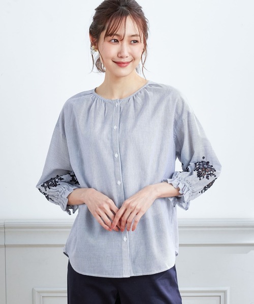 Petit Honfleur(プチオンフルール)の「刺しゅうスリーブブラウス(シャツ/ブラウス・レディース・イエロー/ネイビー・13号/9号/11号)」の2枚目の写真