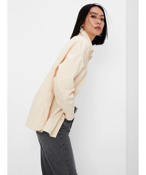 GAP（ギャップ）の「ウォッシュウェル オーバーサイズ カーキシャツジャケット（その他アウター・レディース・ナチュラル・XS/S/M/XXS/L）」の3枚目の写真