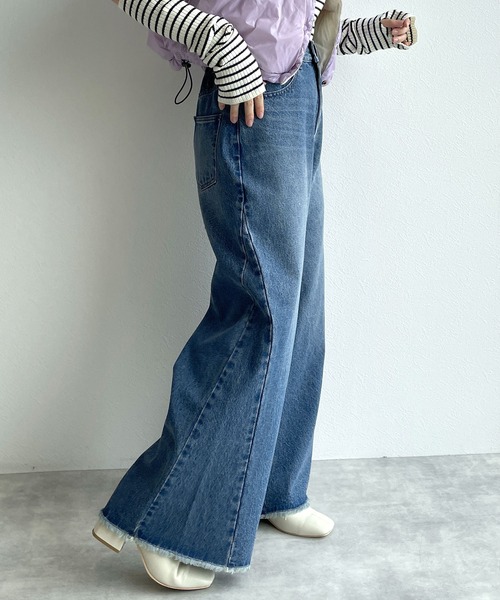 w closet（ダブルクローゼット）の「フレアデニムパンツ（デニムパンツ・レディース・ブルー/ダークグレー・FREE）」の13枚目の写真