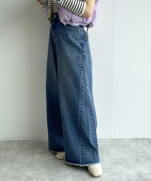 w closet（ダブルクローゼット）の「フレアデニムパンツ（デニムパンツ・レディース・ブルー/ダークグレー・FREE）」の14枚目の写真