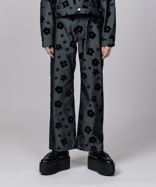NON TOKYO（ノントーキョー）の「NON TOKYO/ノントーキョー/フロッキーフラワーデニムパンツ（デニムパンツ・レディース・ブラック/カーキ/インディゴブルー・1/2）」の2枚目の写真