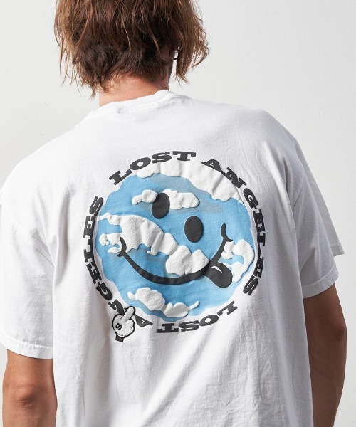 STUD MUFFIN(スタッドマフィン)の「mt8085-6ozピグメントダイコットン天竺アーススマイリー-サガラパッチ SSTシャツ(Tシャツ/カットソー・メンズ・ホワイト/チャコールグレー・2/4/3)」の2枚目の写真