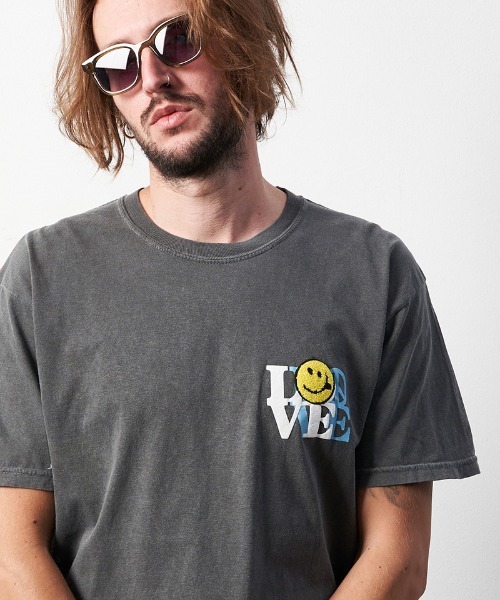 STUD MUFFIN(スタッドマフィン)の「mt8085-6ozピグメントダイコットン天竺アーススマイリー-サガラパッチ SSTシャツ(Tシャツ/カットソー・メンズ・ホワイト/チャコールグレー・2/4/3)」の19枚目の写真