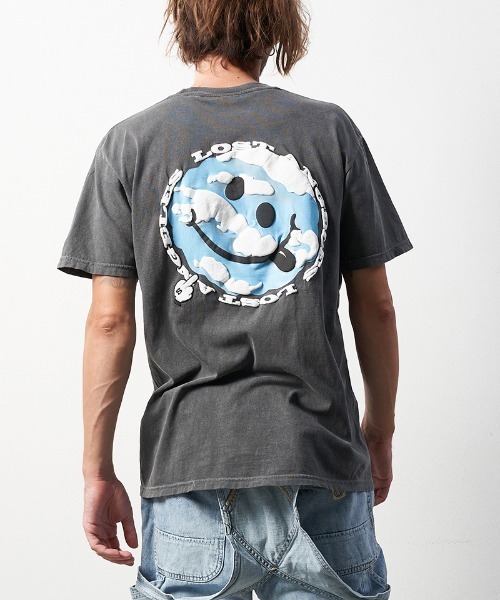 STUD MUFFIN(スタッドマフィン)の「mt8085-6ozピグメントダイコットン天竺アーススマイリー-サガラパッチ SSTシャツ(Tシャツ/カットソー・メンズ・ホワイト/チャコールグレー・2/4/3)」の4枚目の写真