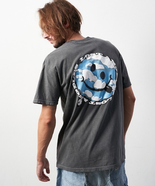 STUD MUFFIN(スタッドマフィン)の「mt8085-6ozピグメントダイコットン天竺アーススマイリー-サガラパッチ SSTシャツ(Tシャツ/カットソー・メンズ・ホワイト/チャコールグレー・2/4/3)」の9枚目の写真