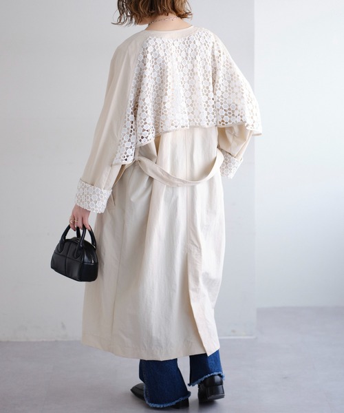 DISCOAT（ディスコート）の「バックフリルレースナイロンコート（ノーカラーコート・レディース・アイボリー・FREE）」の2枚目の写真