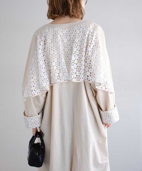 DISCOAT（ディスコート）の「バックフリルレースナイロンコート（ノーカラーコート・レディース・アイボリー・FREE）」の6枚目の写真