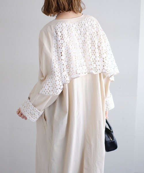 DISCOAT（ディスコート）の「バックフリルレースナイロンコート（ノーカラーコート・レディース・アイボリー・FREE）」の3枚目の写真