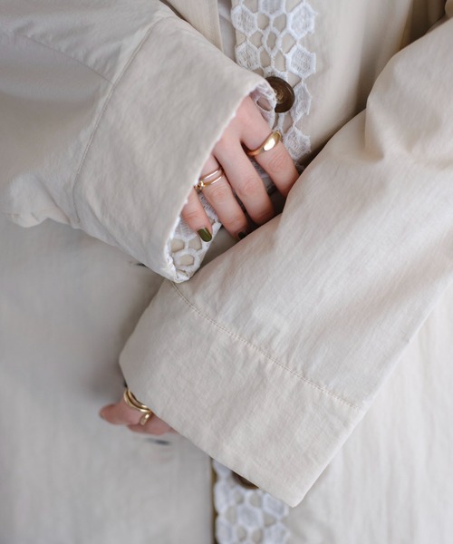 DISCOAT（ディスコート）の「バックフリルレースナイロンコート（ノーカラーコート・レディース・アイボリー・FREE）」の10枚目の写真