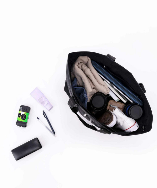 LeSportsac(レスポートサック)の「CARLIN ZIP TOP TOTE BAG 【日本限定】リサイクルドブラックJP(トートバッグ・レディース・ブラック・FREE)」の2枚目の写真