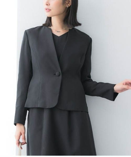 7days Life Styling(セブンデイズライフスタイリング)の「【洗える】キーネックジャケットアンサンブルスーツ(ジャケット+Vネック八分袖丈フレアワンピース)(スーツセット・レディース・ブラック/ネイビー/ピンクベージュ/グレイッシュブルー/ブラック系/ネイビー系/ベージュ系・LL/M/L/3L/S/6L/5L/4L/8L)」の2枚目の写真