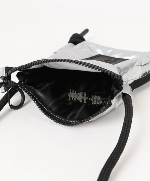HUNTER(ハンター)の「《HUNTER》travel ripstop phone pouch(ボディバッグ/ウエストポーチ・メンズ・ブラック/ホワイト/ブラック×ブラック/ホワイト×レッド/グリーン系その他/レッド系その他/ホワイト系その他/ブルー系その他/シルバー/グリーン系その他2・フリー)」の11枚目の写真