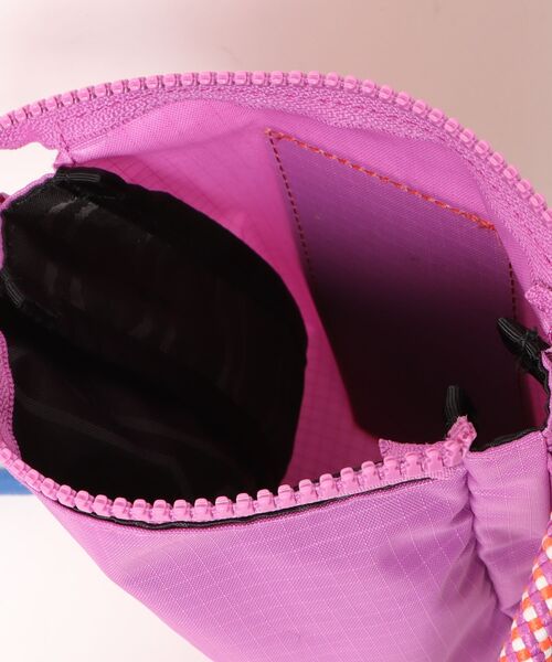 HUNTER(ハンター)の「《HUNTER》travel ripstop phone pouch(ボディバッグ/ウエストポーチ・メンズ・ブラック/ホワイト/ブラック×ブラック/ホワイト×レッド/グリーン系その他/レッド系その他/ホワイト系その他/ブルー系その他/シルバー/グリーン系その他2・フリー)」の15枚目の写真