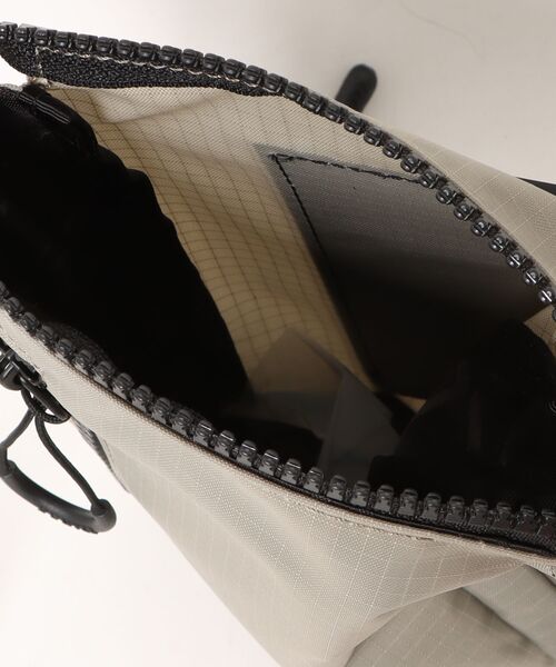 HUNTER(ハンター)の「《HUNTER》travel ripstop phone pouch(ボディバッグ/ウエストポーチ・メンズ・ブラック/ホワイト/ブラック×ブラック/ホワイト×レッド/グリーン系その他/レッド系その他/ホワイト系その他/ブルー系その他/シルバー/グリーン系その他2・フリー)」の16枚目の写真
