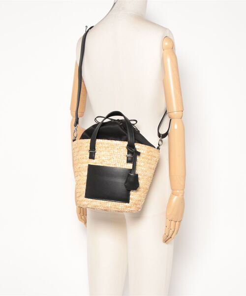 AZUL by moussy(アズールバイマウジー)の「FRONT POCKET BUCKET TOTE BAG/フロントポケットバケットトートバッグ(ショルダーバッグ・レディース・ブラック/キャメル・FREE)」の4枚目の写真