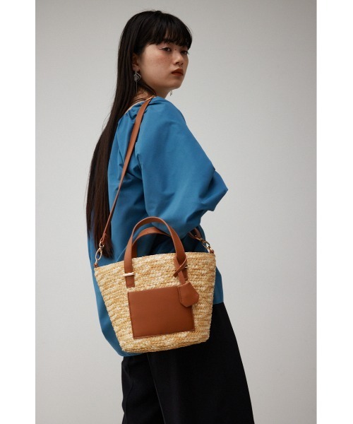 AZUL by moussy(アズールバイマウジー)の「FRONT POCKET BUCKET TOTE BAG/フロントポケットバケットトートバッグ(ショルダーバッグ・レディース・ブラック/キャメル・FREE)」の2枚目の写真