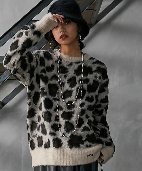 GEVS.(ジェイヴィス)の「<大きいサイズ> レオパードジャガードニットプルオーバー GEVS.(ニット/セーター・レディース・グレー系/ベージュ系・3L/5L/4L/LL/L)」の1枚目の写真