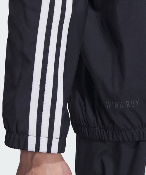 adidas（アディダス）の「スリーストライプス レギュラーフィット WIND