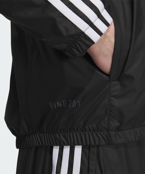 adidas（アディダス）の「スリーストライプス レギュラーフィット WIND
