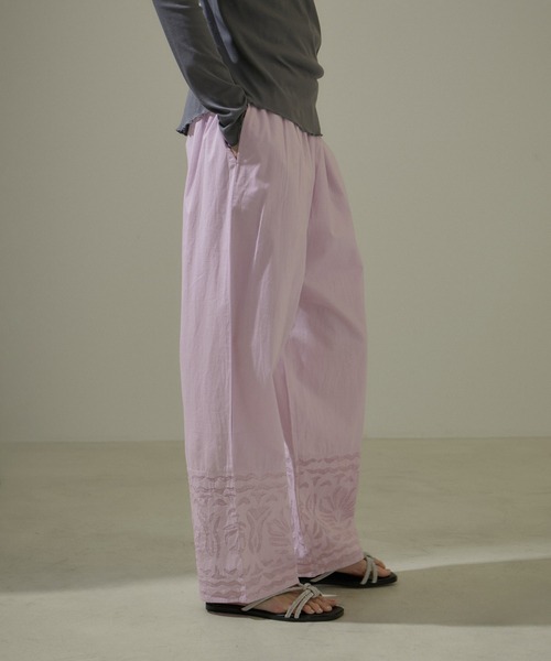 SALON adam et rope'（サロン アダム エ ロペ）の「【WEB限定】ハンドアップリケ刺繍イージーパンツ（その他パンツ・レディース・ブラック/オフホワイト/ラベンダー・FREE）」の3枚目の写真