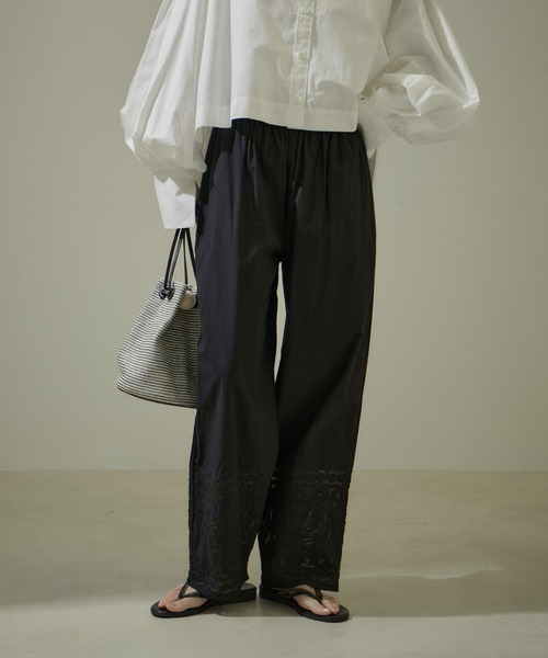 SALON adam et rope'（サロン アダム エ ロペ）の「【WEB限定】ハンドアップリケ刺繍イージーパンツ（その他パンツ・レディース・ブラック/オフホワイト/ラベンダー・FREE）」の2枚目の写真