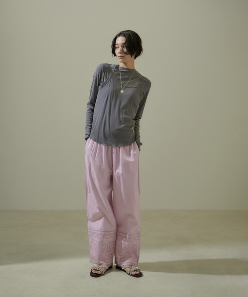 SALON adam et rope'（サロン アダム エ ロペ）の「【WEB限定】ハンドアップリケ刺繍イージーパンツ（その他パンツ・レディース・ブラック/オフホワイト/ラベンダー・FREE）」の22枚目の写真