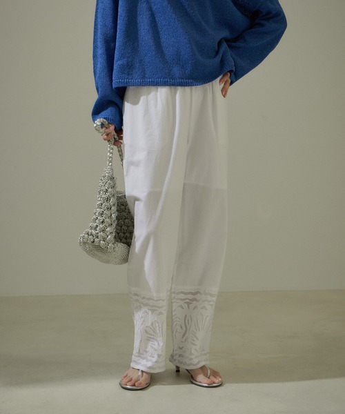 SALON adam et rope'（サロン アダム エ ロペ）の「【WEB限定】ハンドアップリケ刺繍イージーパンツ（その他パンツ・レディース・ブラック/オフホワイト/ラベンダー・FREE）」の16枚目の写真