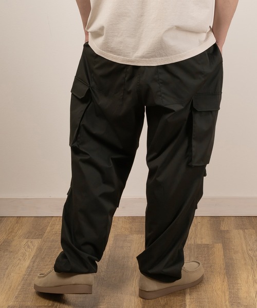 SlashDate（スラッシュデイト）の「ナチュラルストレッチワイドカーゴパンツ/オーバーサイズ/裾ドローコード（カーゴパンツ・メンズ・ホワイト/グリーン/マスタード/ブラック/ブルー・M/L/XL）」の6枚目の写真
