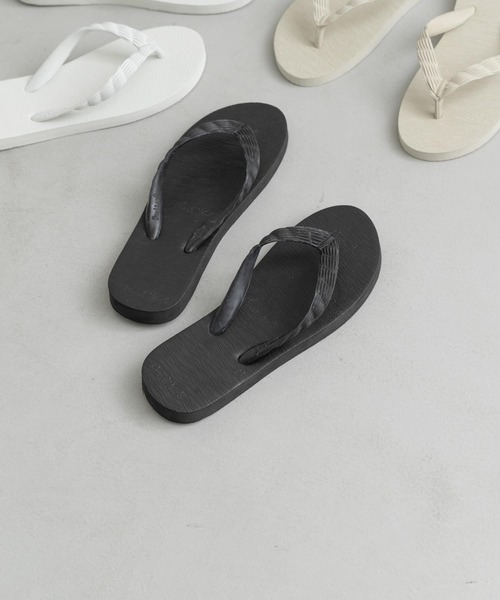 URBAN RESEARCH DOORS(アーバンリサーチドアーズ)の「『一部別注カラー』BEACH WALK ビーチサンダル(サンダル・レディース・ブラック/アイボリー/ブルー/ピンク/ホワイト・24/23)」の4枚目の写真