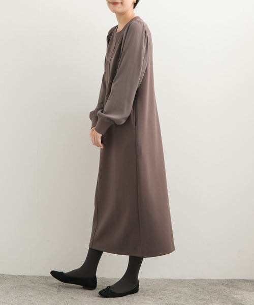 URBAN RESEARCH DOORS(アーバンリサーチドアーズ)の「ボリュームスリーブドッキングワンピース(ワンピース・レディース・ブラック/モカ・MEDIUM)」の3枚目の写真