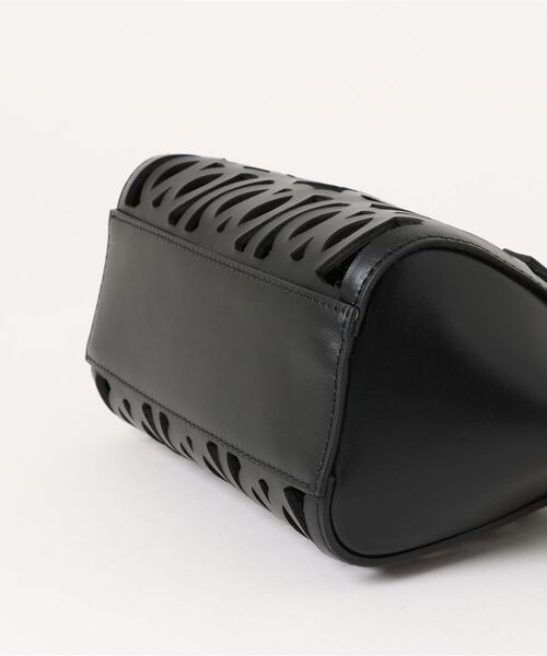 ANITA BILARDI（アニタビラルディ）の「【ANITA BILARDI】カットワークレザーミディアムサイズバッグ(Q56422)（ハンドバッグ・レディース・ベージュ/ブラック・ALL）」の4枚目の写真