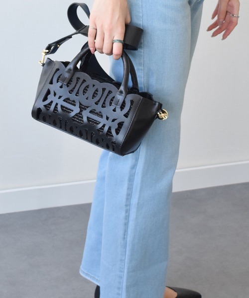 ANITA BILARDI（アニタビラルディ）の「【ANITA BILARDI】カットワークレザーミディアムサイズバッグ(Q56422)（ハンドバッグ・レディース・ベージュ/ブラック・ALL）」の2枚目の写真