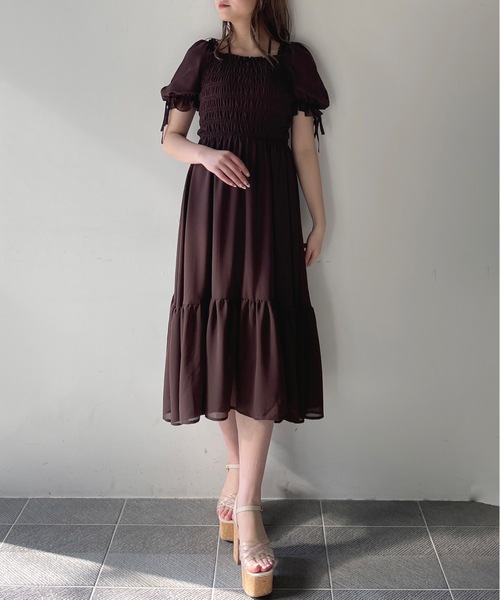 one way(ワンウェイ)の「袖ドロストシャーリングワンピース(ワンピース・レディース・ホワイト/ブラック系その他/ブラック系その他2/ブルー系その他/ブラウン/ホワイト系その他・MEDIUM/SMALL)」の5枚目の写真