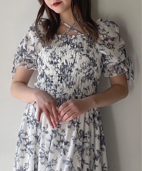 one way(ワンウェイ)の「袖ドロストシャーリングワンピース(ワンピース・レディース・ホワイト/ブラック系その他/ブラック系その他2/ブルー系その他/ブラウン/ホワイト系その他・MEDIUM/SMALL)」の4枚目の写真