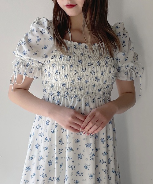 one way(ワンウェイ)の「袖ドロストシャーリングワンピース(ワンピース・レディース・ホワイト/ブラック系その他/ブラック系その他2/ブルー系その他/ブラウン/ホワイト系その他・MEDIUM/SMALL)」の16枚目の写真