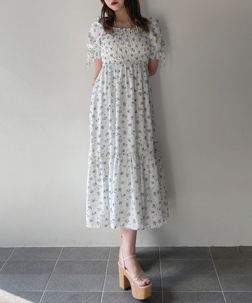 one way(ワンウェイ)の「袖ドロストシャーリングワンピース(ワンピース・レディース・ホワイト/ブラック系その他/ブラック系その他2/ブルー系その他/ブラウン/ホワイト系その他・MEDIUM/SMALL)」の19枚目の写真