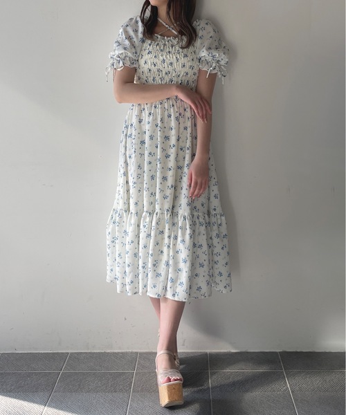 one way(ワンウェイ)の「袖ドロストシャーリングワンピース(ワンピース・レディース・ホワイト/ブラック系その他/ブラック系その他2/ブルー系その他/ブラウン/ホワイト系その他・MEDIUM/SMALL)」の17枚目の写真