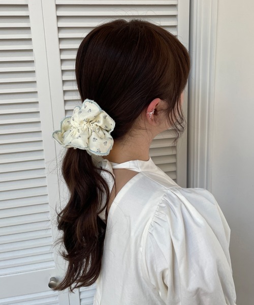 poiregnee（ポワニェ）の「［select］花柄シュシュ（シュシュ・レディース・アイボリー・FREE）」の3枚目の写真