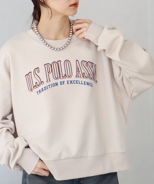 U.S. POLO ASSN.(ユーエスポロアッスン)の「【U.S. POLO ASSN./ユーエスポロアッスン】フロッキープリント クルーネックスウェット/トレーナー(スウェット・レディース・スミクロ/グリーン/アイボリー・M/L/LL)」の2枚目の写真