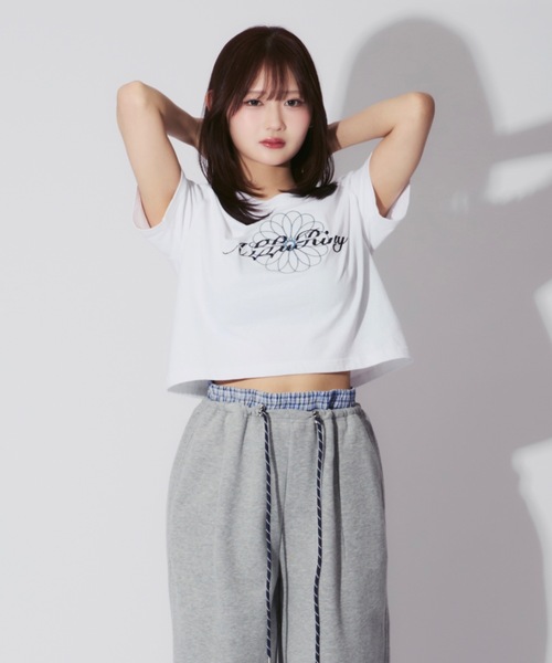 ALLuRing ChaRm(アリュリングチャーム)の「Flower Short SS T-shirt / 花柄刺繍ショート丈ミニT チビT(Tシャツ/カットソー・レディース・ブラック/ホワイト・FREE)」の22枚目の写真