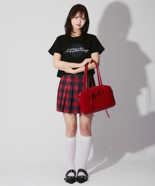 ALLuRing ChaRm(アリュリングチャーム)の「Flower Short SS T-shirt / 花柄刺繍ショート丈ミニT チビT(Tシャツ/カットソー・レディース・ブラック/ホワイト・FREE)」の4枚目の写真