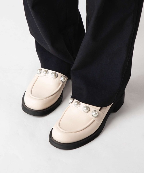 STUART WEITZMAN(スチュアートワイツマン)の「STUART WEITZMAN PORTIA BOLD LOAFER スチュアート・ワイツマン ポリータ ボールド ローファー(ローファー・レディース・ホワイト・37.5/36.5/37)」の3枚目の写真