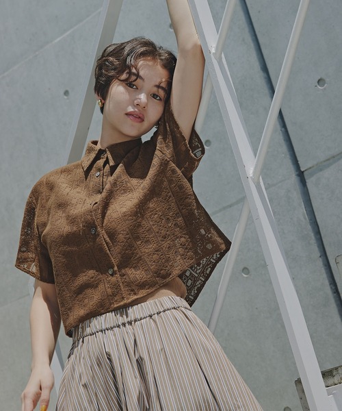 N.（N. Natural Beauty Basic）（エヌエヌナチュラルビューティーベーシック）の「クロップドレースシャツ（シャツ/ブラウス・レディース・オフホワイト/ブラック/ブラウン・MEDIUM）」の3枚目の写真