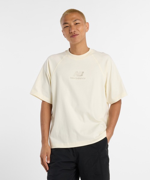 NEW BALANCE(ニューバランス)の「NB Grey ロゴ Tシャツ(Tシャツ/カットソー・メンズ・アイボリー/ダークグレー・XX-LARGE/X-LARGE/LARGE/MEDIUM/SMALL)」の1枚目の写真