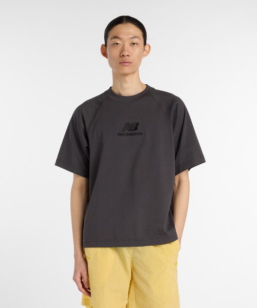 NEW BALANCE(ニューバランス)の「NB Grey ロゴ Tシャツ(Tシャツ/カットソー・メンズ・アイボリー/ダークグレー・XX-LARGE/X-LARGE/LARGE/MEDIUM/SMALL)」の2枚目の写真