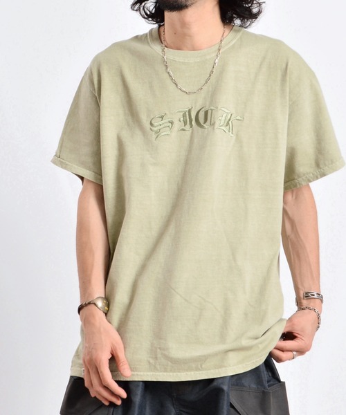 MODISH GAZE（モディシュガゼ）の「【MODISH GAZE】ピグメントSICK刺繍Tシャツ 半袖（Tシャツ/カットソー・メンズ・オリーブ/スミクロ/ホワイト/バーガンディー・X-LARGE/MEDIUM/LARGE）」の3枚目の写真
